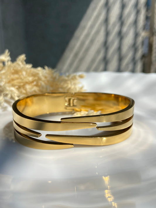 Triple-Bar Gold Cut kada